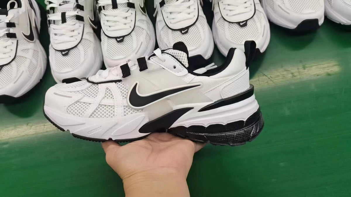 Nike White and Black Mesh Sneakers 0736-101
