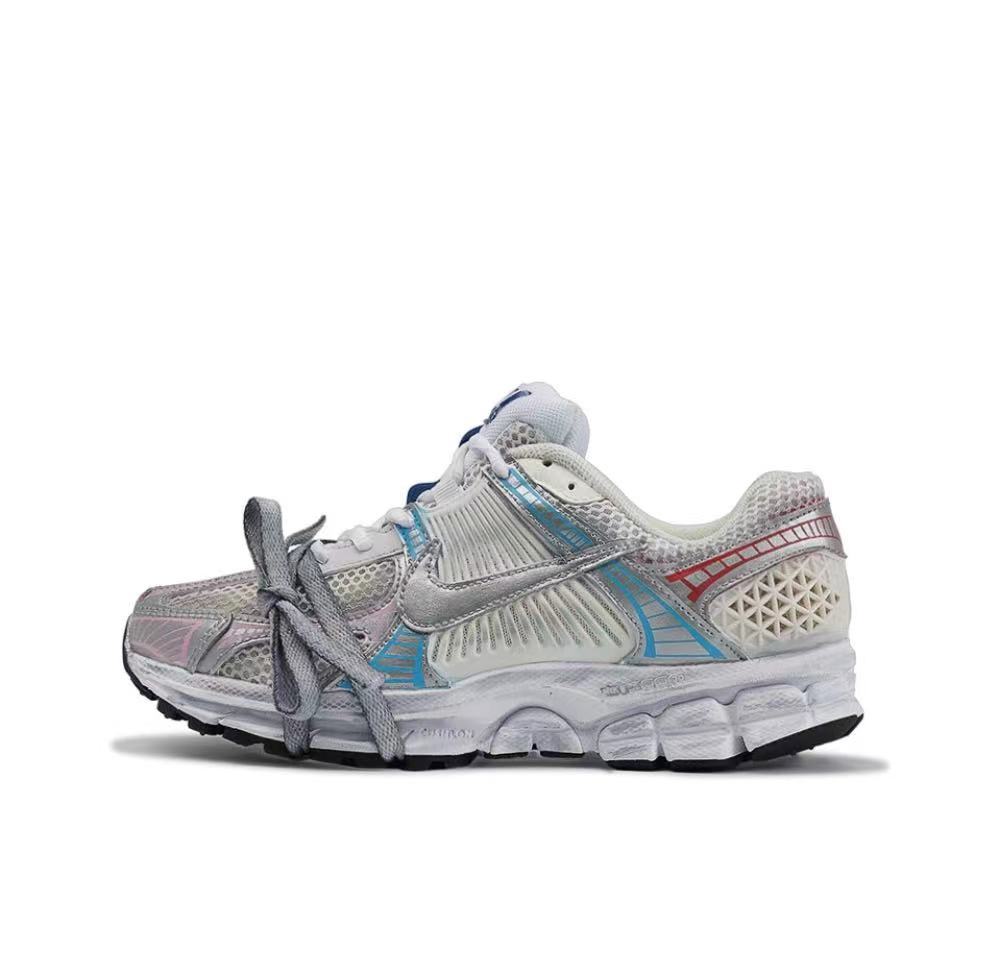 Nike FN3446-111 Sneakers in White and Gray